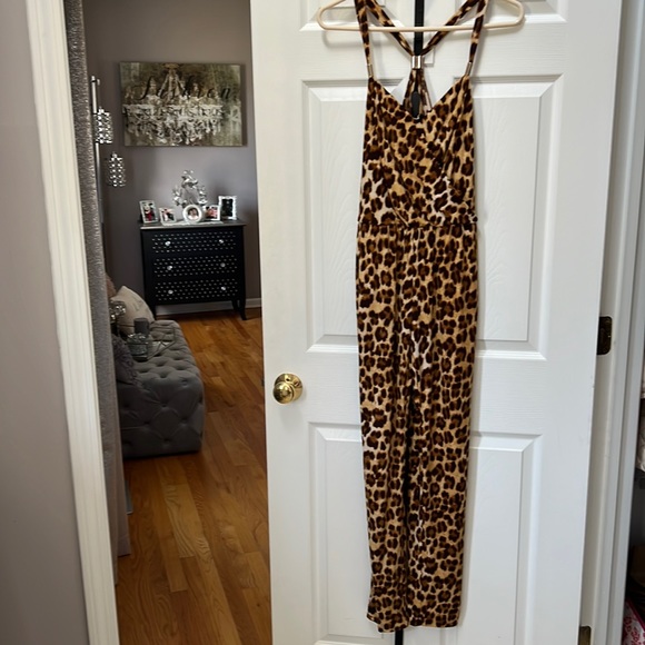 Leopard print cross cross back romper with pockets. - Picture 1 of 2